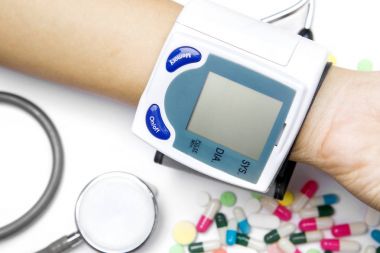 Tonometer yandan uyuşturucu ve stetoskop ile