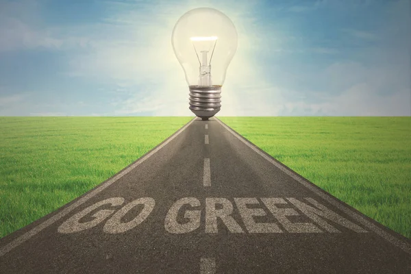 Route avec ampoule et texte Go Green — Photo