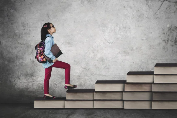 Écolière marches sur les livres escalier — Photo