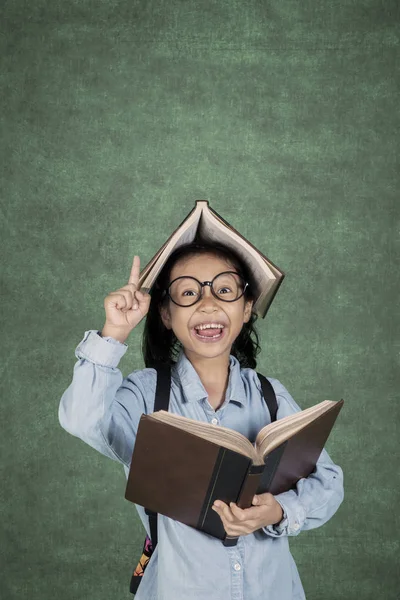 Studentin lässt sich mit Buch in der Hand inspirieren — Stockfoto