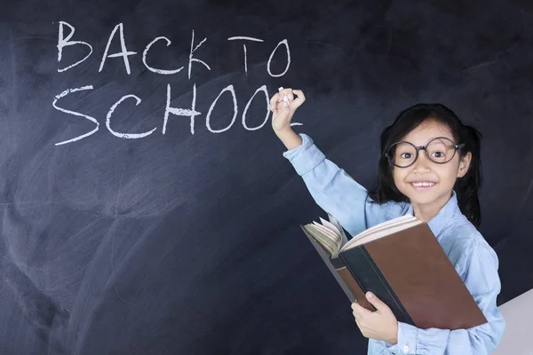 Schüler mit dem Rücken zur Schule an Bord — Stockfoto