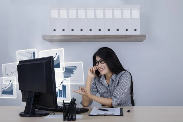 Succesvol zakenvrouw met virtuele groei grafieken — Stockfoto