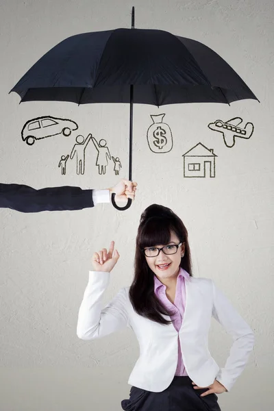 Ragionevole donna d'affari sotto l'ombrello — Foto Stock