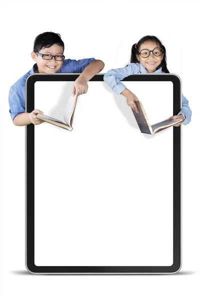Deux étudiants souriant avec un espace de copie à bord — Photo