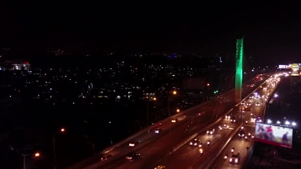 Drukke viaduct met licht 's nachts — Stockvideo