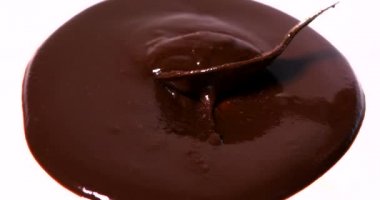 Sıvı çikolata kaşıkla karıştırılır