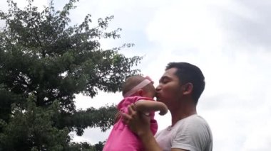 Adam kadın bebeğini öp