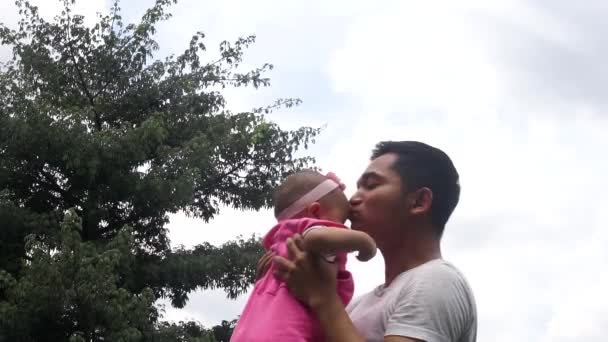 Man kiss zijn vrouwelijke baby — Stockvideo