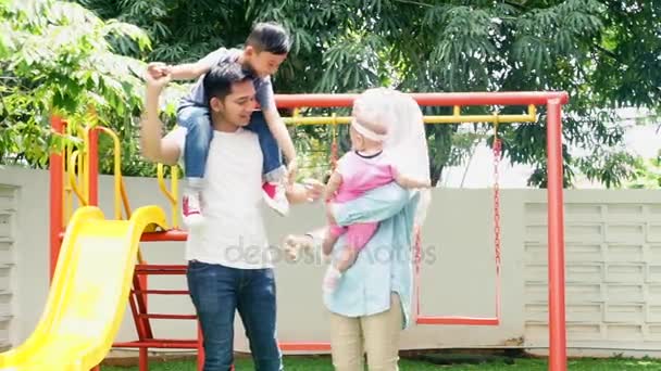 Familia musulmana caminando en el parque infantil — Vídeo de stock
