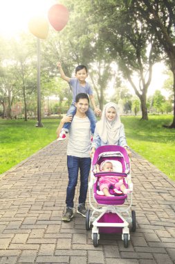 Parkta güzel Müslüman aile yürüyüş