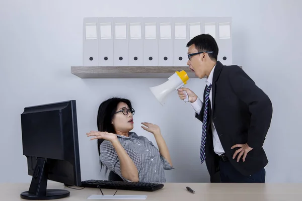 Wütender Chef auf seinen Mitarbeiter im Büro — Stockfoto