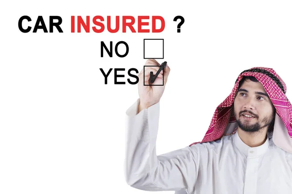 Arabian biznesmena zatwierdzający samochodu ubezpieczonego — Zdjęcie stockowe