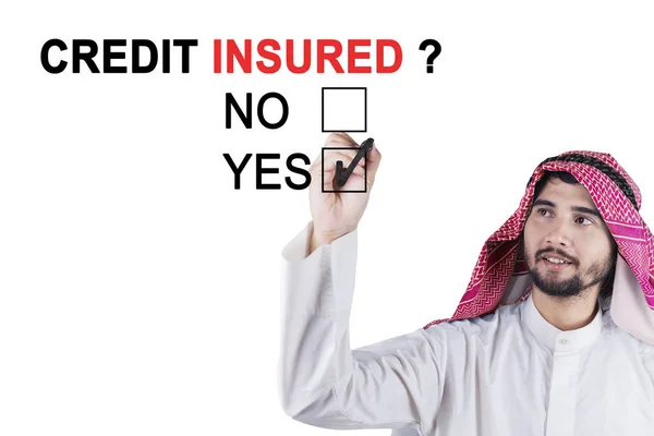 Arabian biznesmena zatwierdzający ubezpieczyciela kredytów — Zdjęcie stockowe