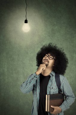 Üniversite öğrenci düşünme çözüm ampul ile