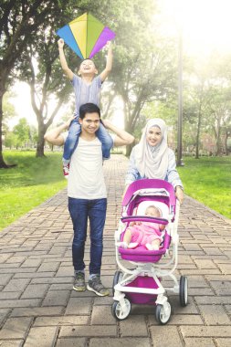 Aile arabası ile parkta yürümek