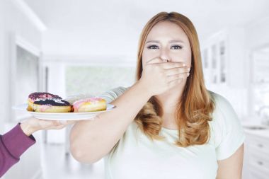 Obez kadın börekler çörekler için ağız kapalı 