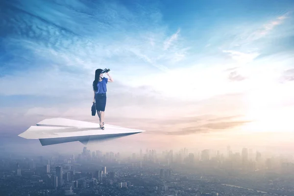 Kağıt Uçak üzerinde uçan iş kadını — Stok fotoğraf
