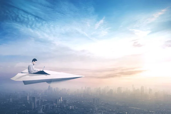 Casual zakenman werken op papier vliegtuig — Stockfoto