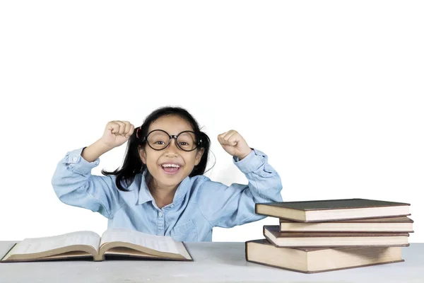 Chica alegre celebrando su éxito con libros — Foto de Stock