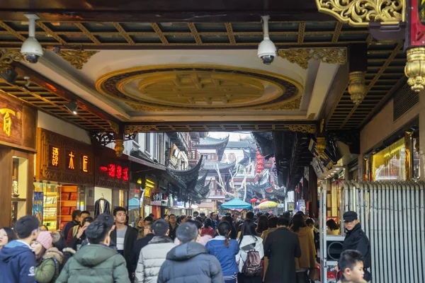 Chenghuangmiao рынок с путешественниками — стоковое фото