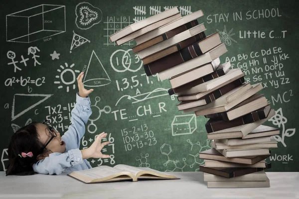 Estudante bonito com uma pilha de livros — Fotografia de Stock