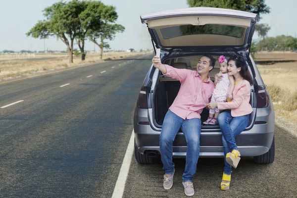 Família tirando foto de selfie na bagagem — Fotografia de Stock