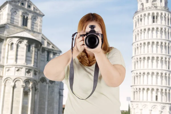 Tlustá žena s digitálním fotoaparátem v Itálii — Stock fotografie