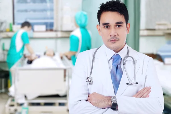 El guapo doctor parece confiado. — Foto de Stock