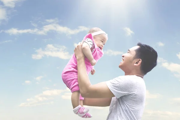 Heureux jeune père tient son bébé — Photo