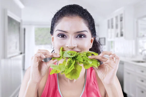 Mujer india comiendo espinacas crudas en casa — Foto de Stock