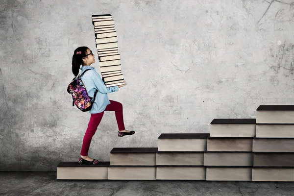 Niña con montón de libros de texto — Foto de Stock