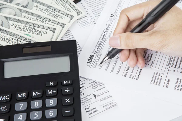 Homme comptable remplit un formulaire d'impôt — Photo