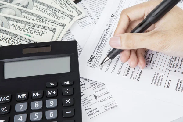 Male accountant is filling out a tax form — Stock Photo, Image