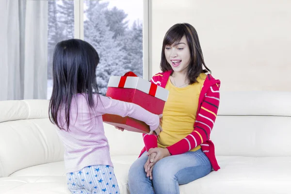 Mãe recebendo presentes de sua filha — Fotografia de Stock