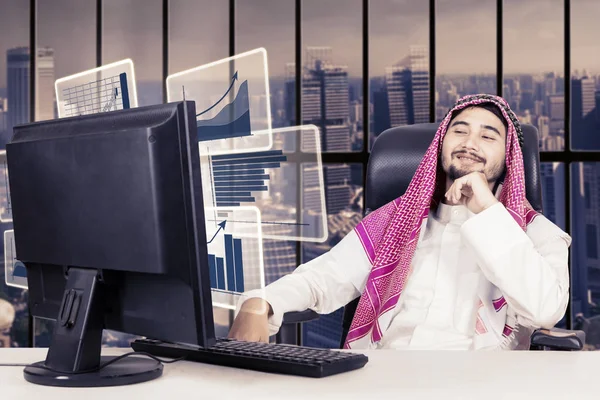 Při pohledu na graf finanční podnikatel muslimské — Stock fotografie