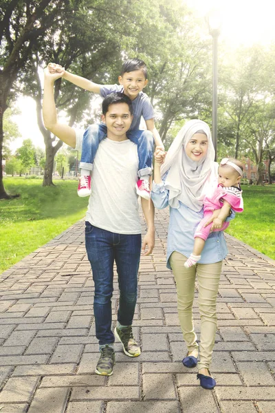 Família muçulmana andar no caminho do parque — Fotografia de Stock