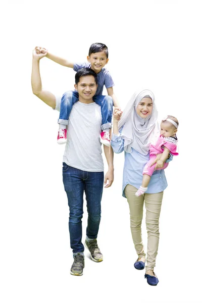 イスラム教徒の家族がスタジオ中を歩いて — ストック写真