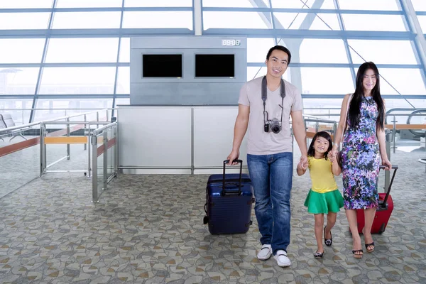 부모와 공항에 그들의 아이 — 스톡 사진