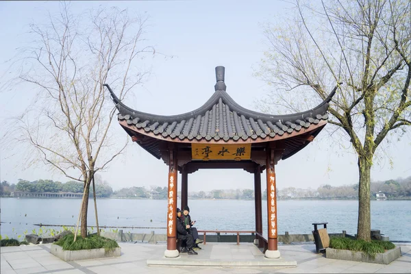 Павильон на Западном озере в Ханчжоу — стоковое фото