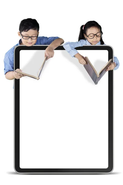 Estudante e estudante livro de leitura com placa — Fotografia de Stock