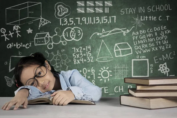 Schülerin sieht gelangweilt im Klassenzimmer aus — Stockfoto