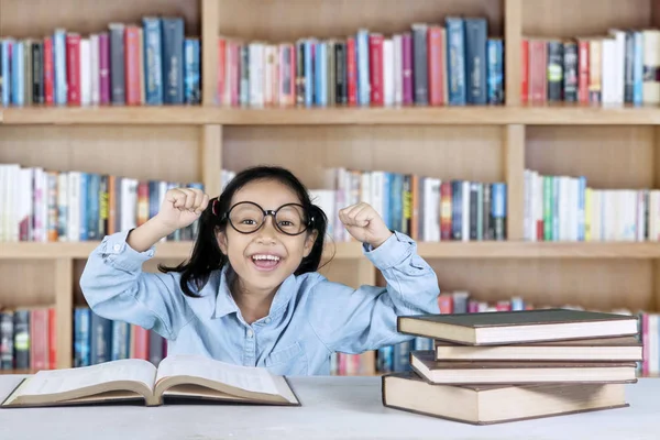 Úspěšný student zvedání rukou v knihovně — Stock fotografie