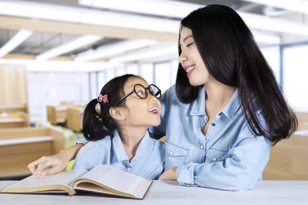 Leraar in gesprek met de student terwijl onderwijs — Stockfoto