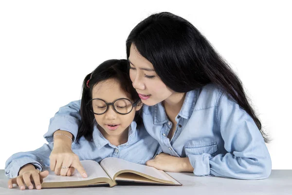 Femme enseigne à sa fille à lire — Photo