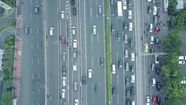 Blick aus der Vogelperspektive auf eine Autobahn im Berufsverkehr — Stockvideo