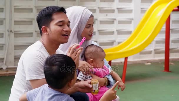 Familia alegre musulmán jugando burbujas de jabón — Vídeos de Stock