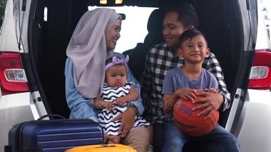 Müslüman aile yol yolculuk için hazır