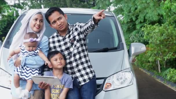 タブレットの地図を探しているイスラム教徒の家族 — ストック動画
