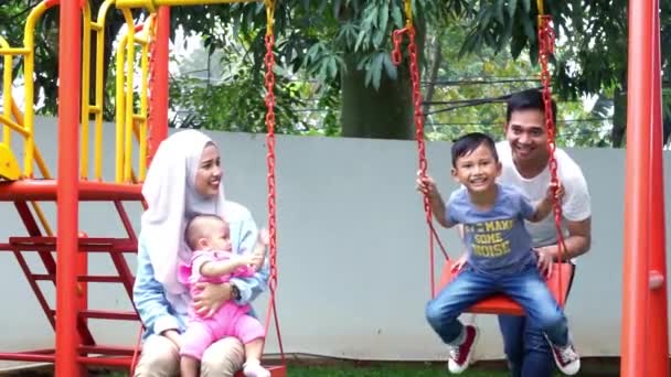 Famille musulmane jouant sur swing — Video