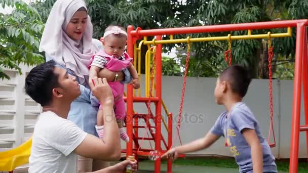 Muslimische Familie spielt Seifenblasen — Stockvideo
